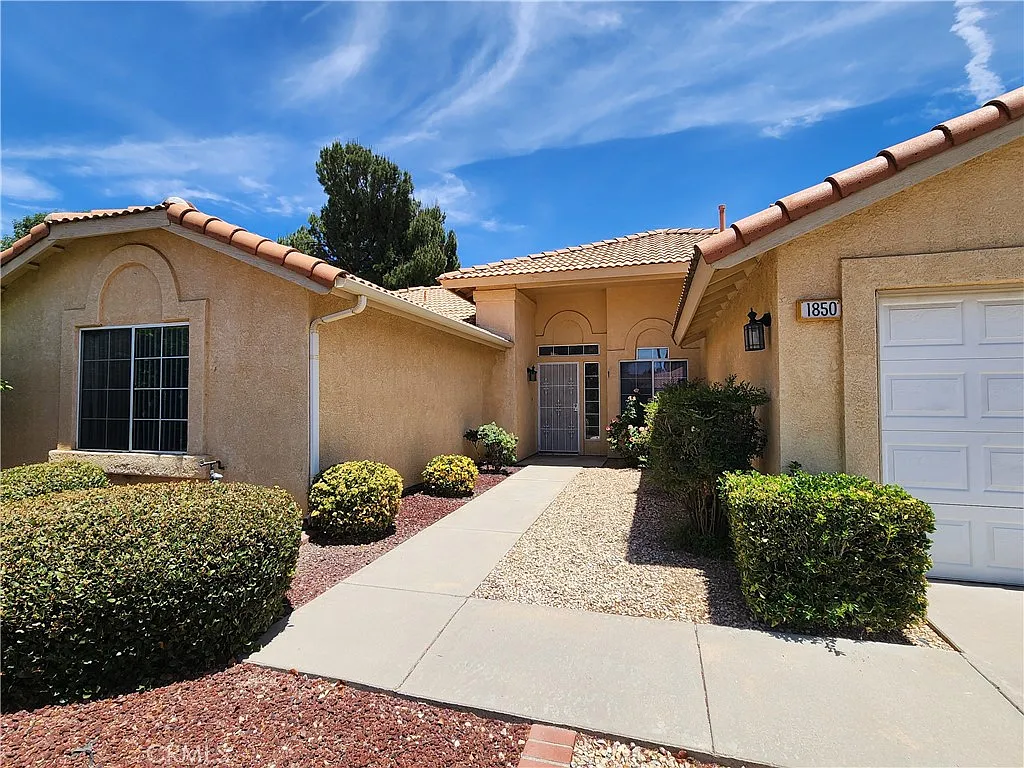 3 bed, 1887 sqft, $2,200 — Photo 3