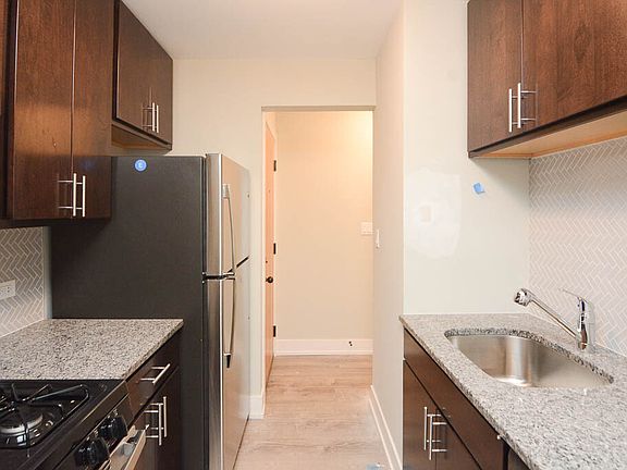 4th image of 530 W Surf St #D113