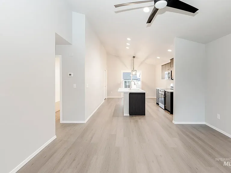 785 SW Alpha St — Photo 2