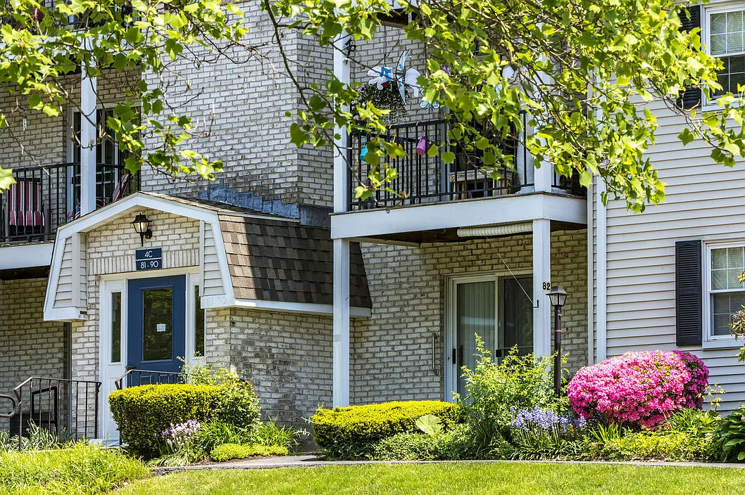 Westwood Glen Commons — Photo 1