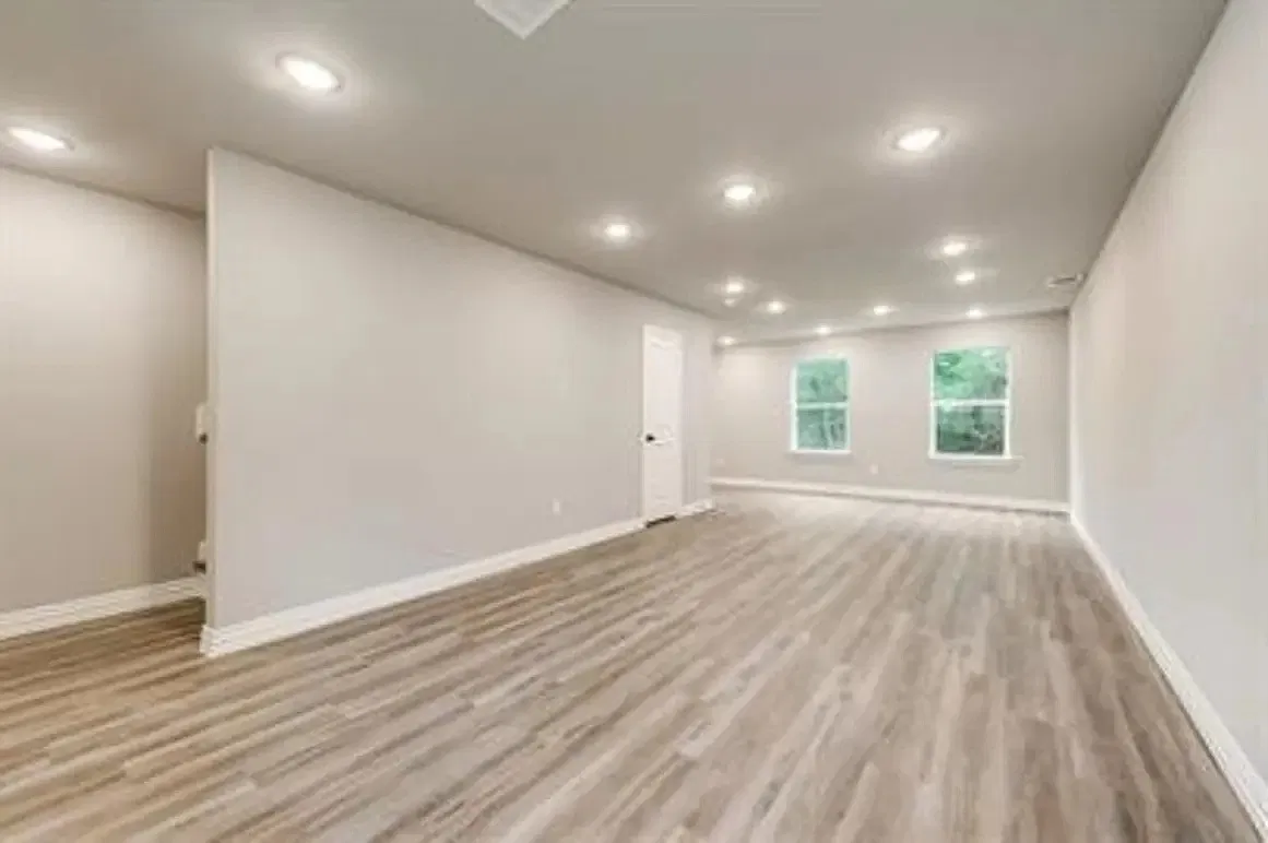 1118 Oak Drive - 1 — Photo 4