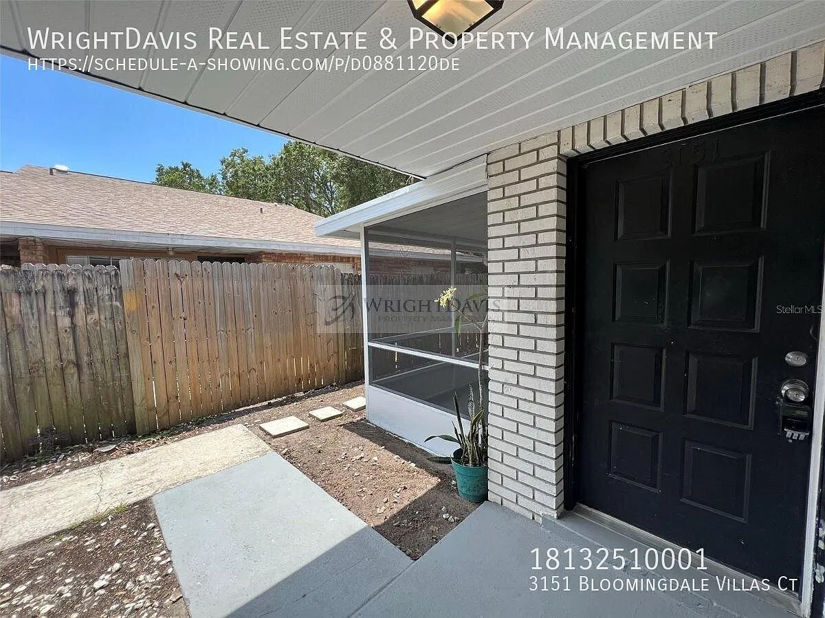 Charming 2/2 in Bloomingdale Villas! — Photo 3
