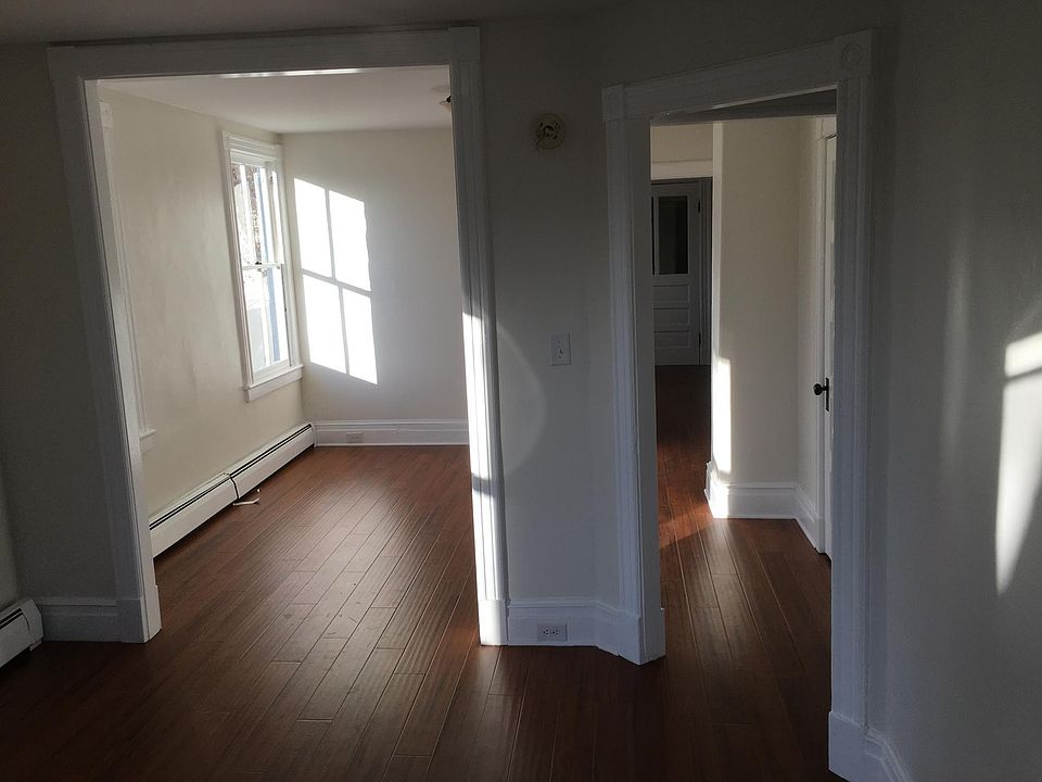 2nd image of 36 Oakwood Blvd #2