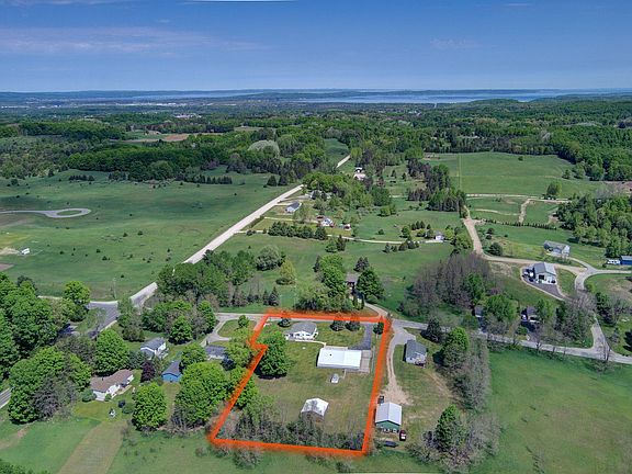 2nd image of 2072 Potter Rd E
