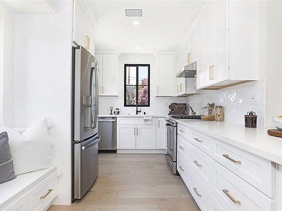 4th image of 23408 Collins St