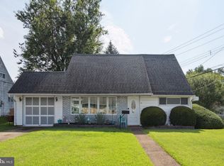 41 Merry Turn Rd, Levittown, PA 19056