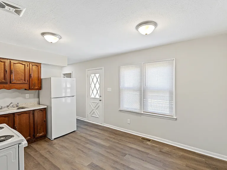 604 Hi Crest Dr — Photo 7