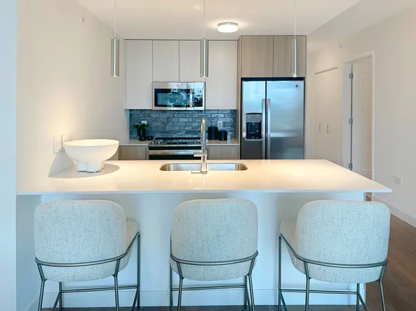 345 N Canal St APT 907, Chicago, IL 60606
