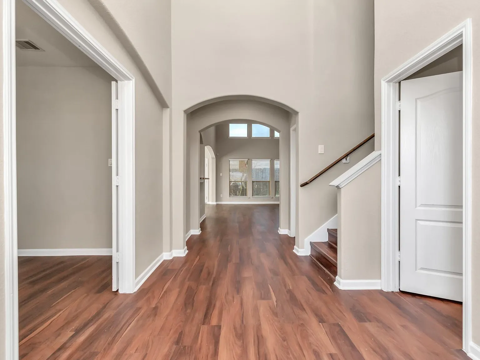 5 bed, 2.5 bath, 2803 sqft, $3,300 — Photo 3