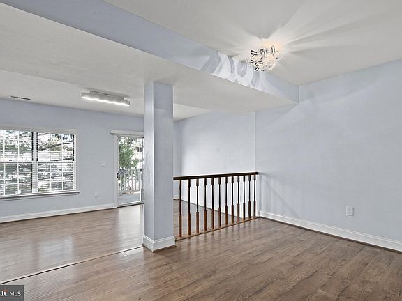 4th image of 2927F S Woodstock St #6