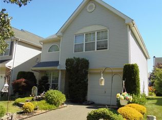 64 Glenn Oaks Ct, Old Bridge, NJ 08857