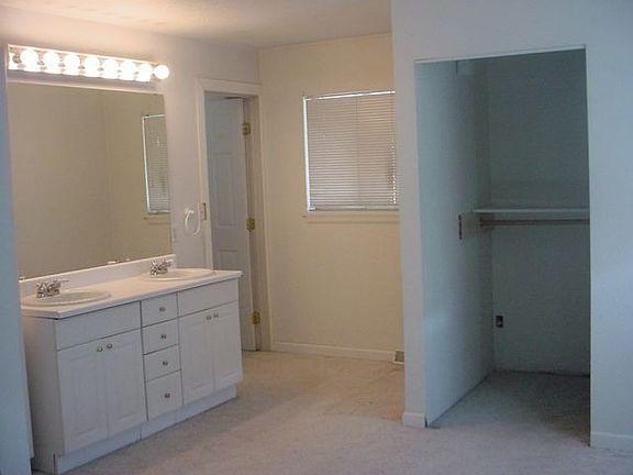 Master bedroom w/ walk-in closet