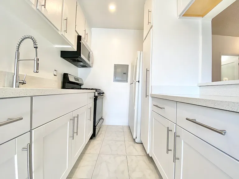 1315 N June St — Photo 8