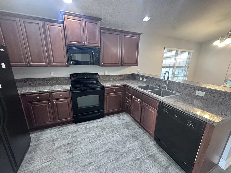 7565 Westland Oaks Dr — Photo 4
