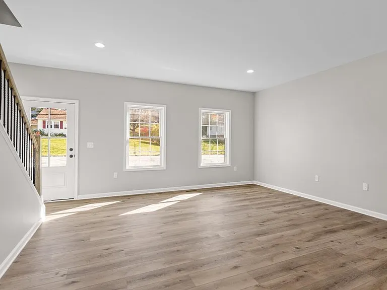 317 Ivanhoe Ave — Photo 12