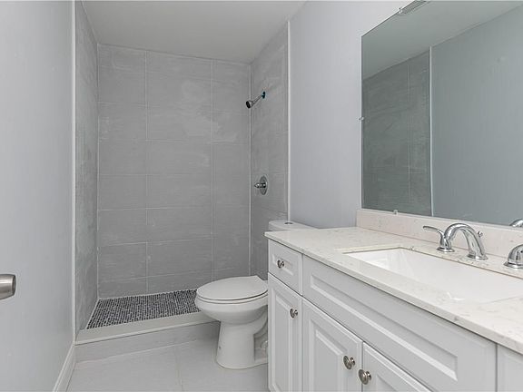 5th image of 640 SW 81st Terrace