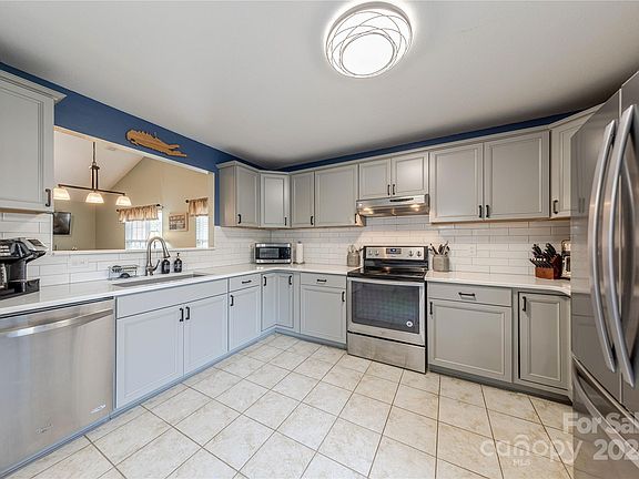 5th image of 15212 Edgewater Forest Ln