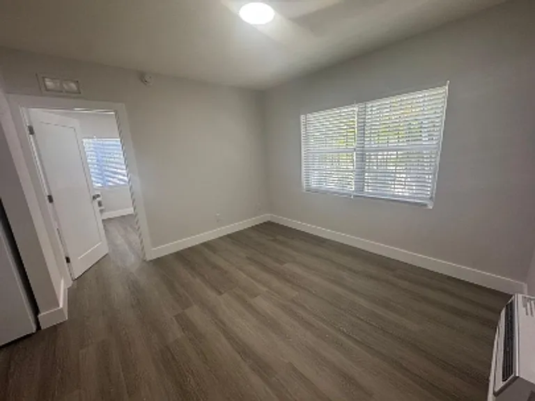 140 SW 21st Ave — Photo 2