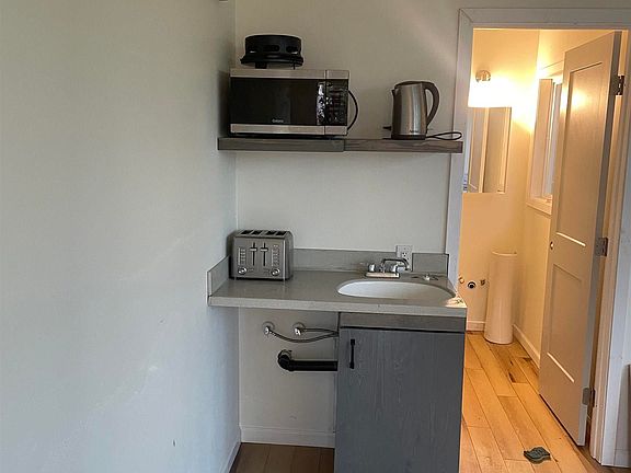 4th image of 114 Baxter St