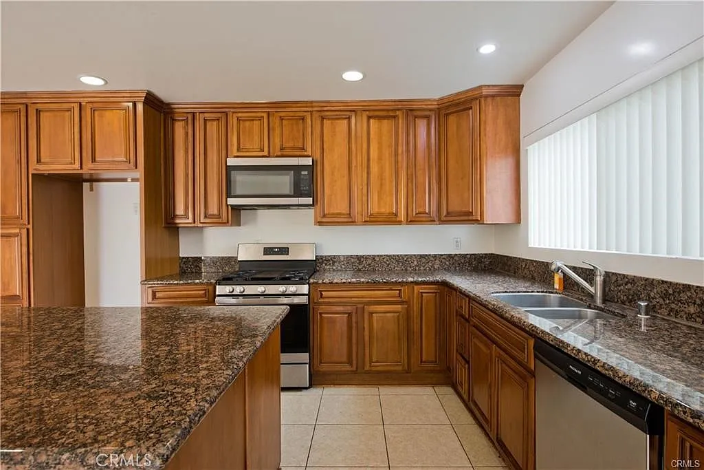 4 bed, 2.5 bath, 2500 sqft, $5,200 — Photo 3