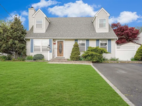 79 Yale Street, Islip, NY 11751