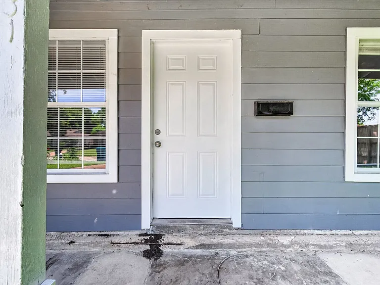 3031 Groton Dr — Photo 2