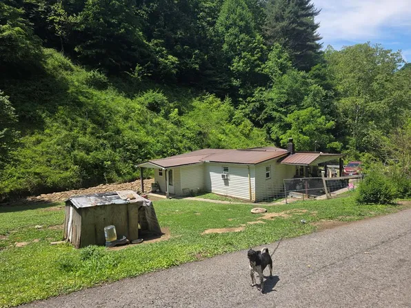 1168 White Oak Rd, Grundy, VA 24614