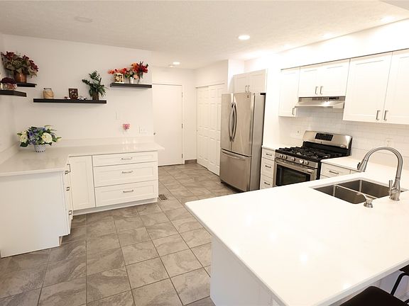 3rd image of 1169 Ridge Crest Dr