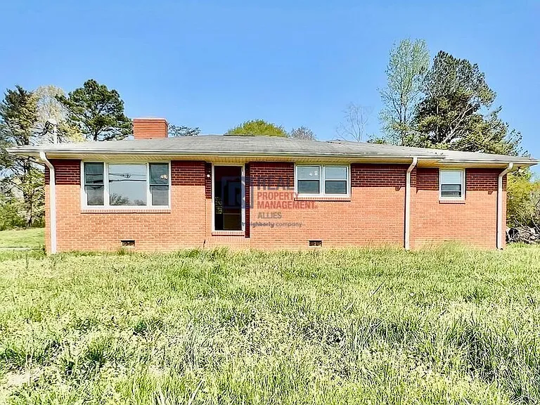 946 Richards Rd NE — Photo 1