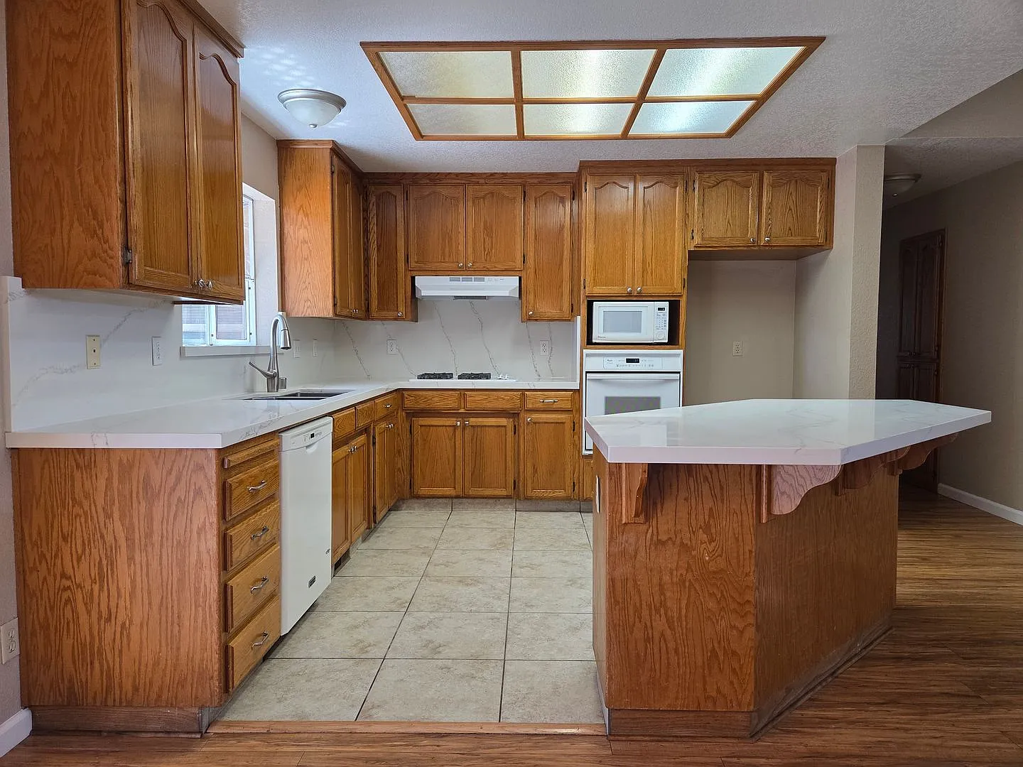 Single story 3bed/2bath with 2 car garage — Photo 2