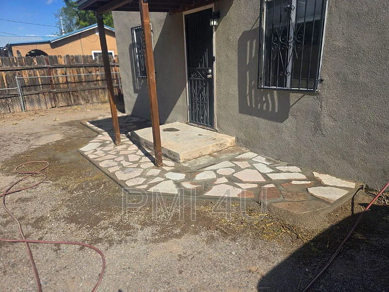 3 bed, 1.0 bath, 1052 sqft, $2,100 — Photo 2
