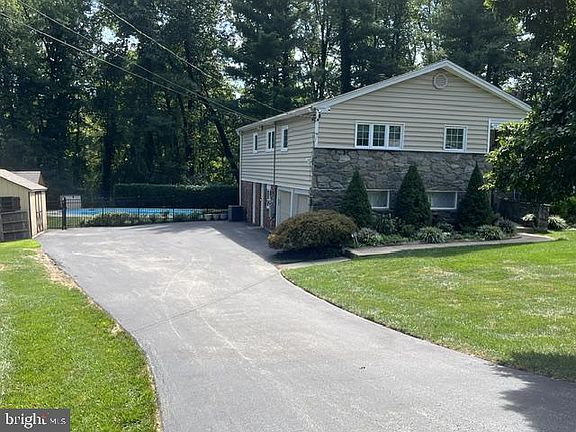 3rd image of 558 Sprague Rd