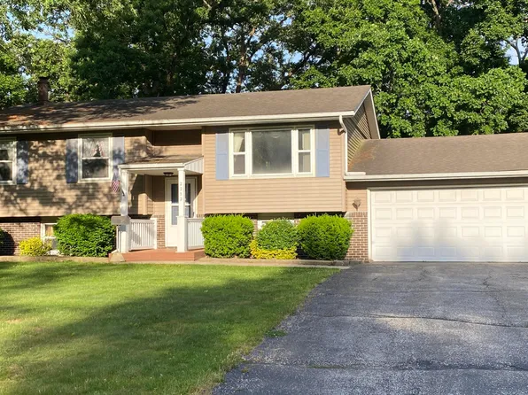 2252 Four Seasons Pkwy, Crown Point, IN 46307