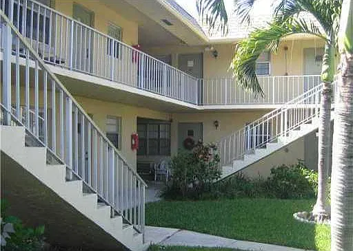 301 W Ocean Ave — Photo 2
