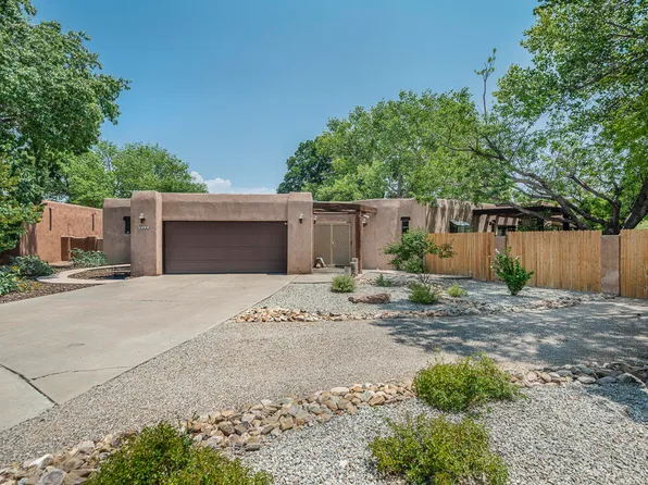 2304 Calle Del Estavan NW, Albuquerque, NM 87104