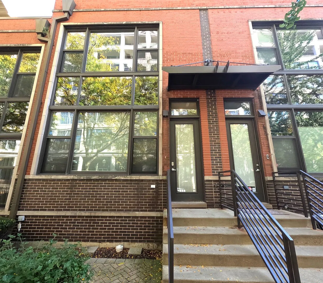 917 N Kingsbury — Photo 1
