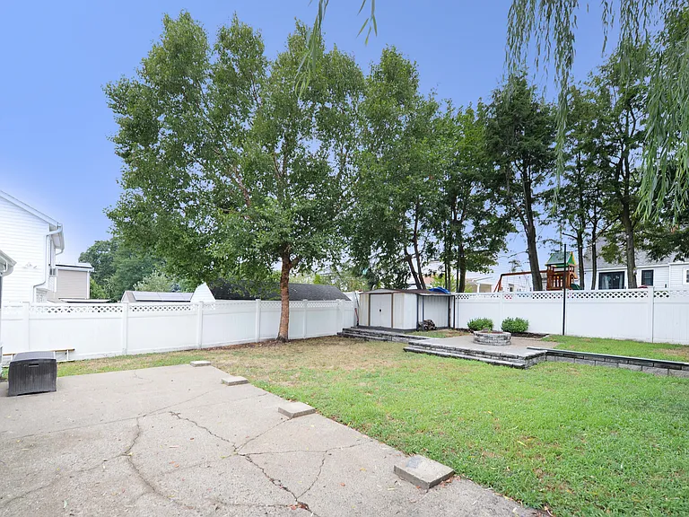 3-11 Lyons Ave — Photo 22
