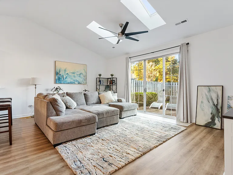 5006 Carleton Dr — Photo 12