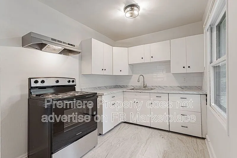 3 bed, 1.0 bath, 915 sqft, $1,350 — Photo 4