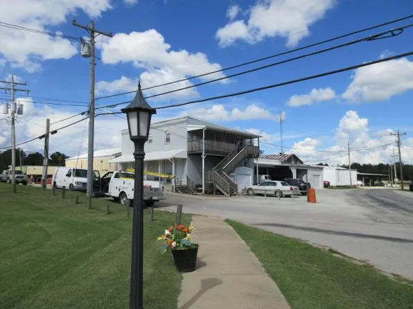101 3rd Ave S #B, Collinwood, TN 38450