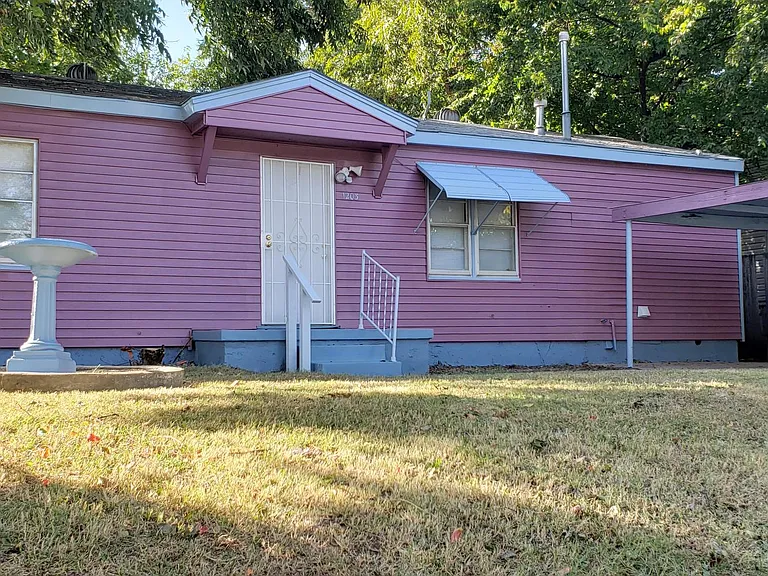 1203 SW 24th Pl — Photo 2