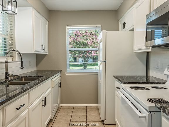 3rd image of 801 Val Verde Dr