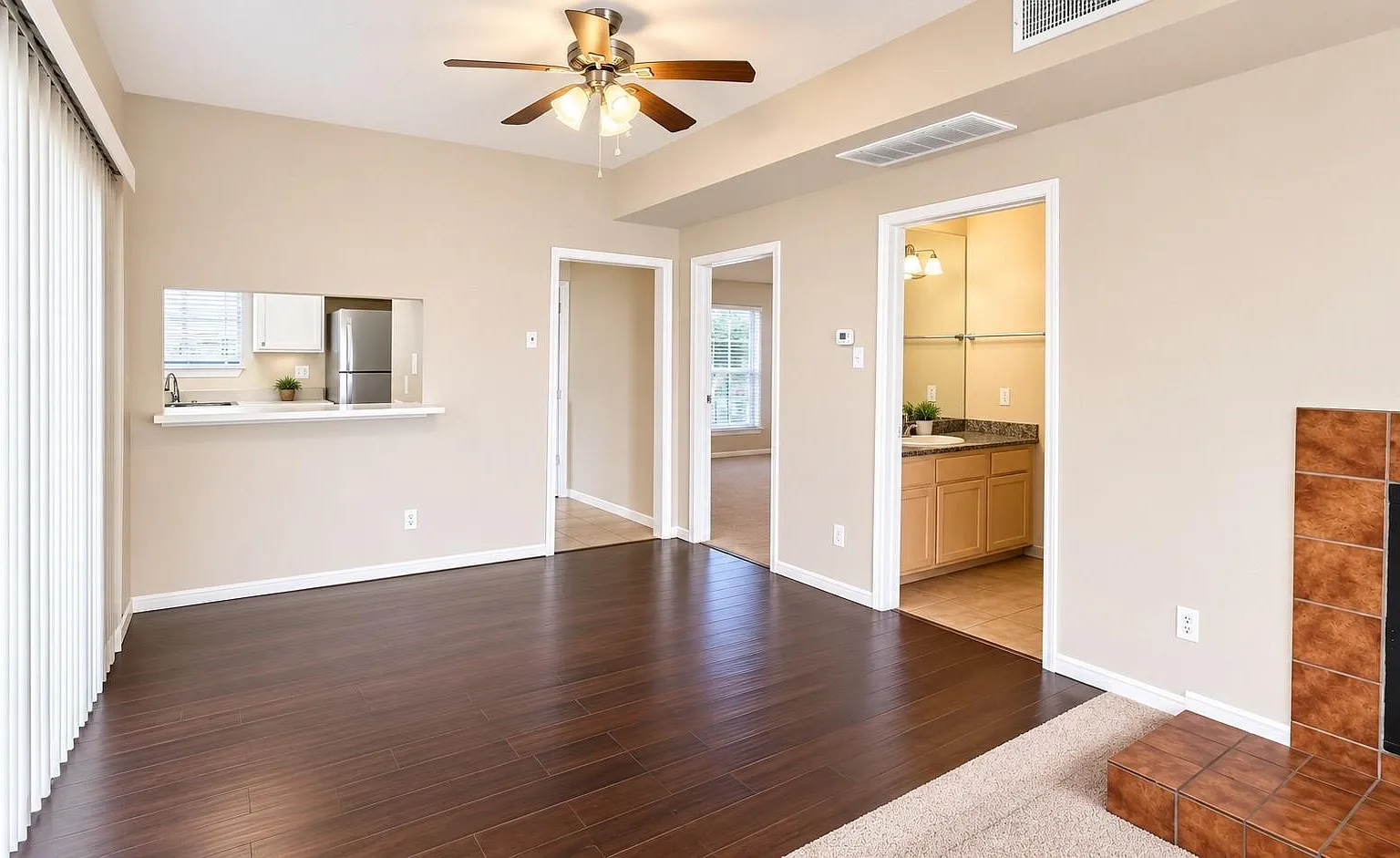 1 bed, 1.0 bath, 897 sqft, $1,075 — Photo 2