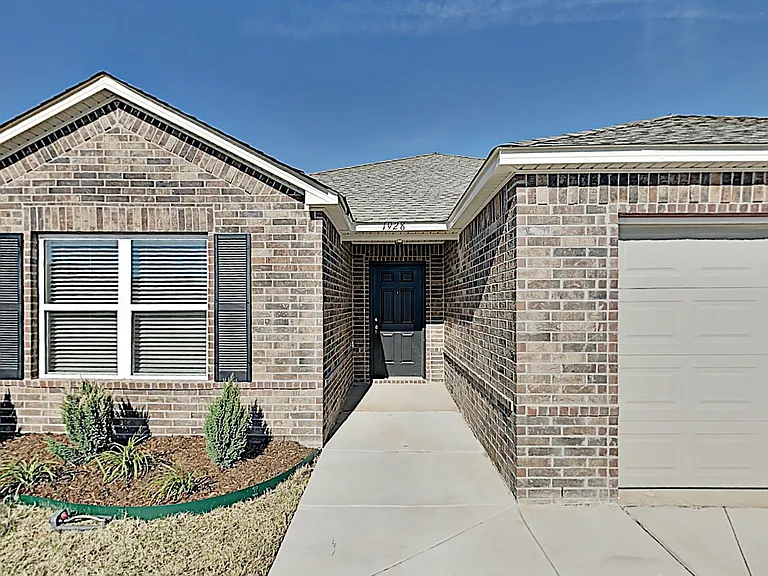 1928 Hannah Ln — Photo 2