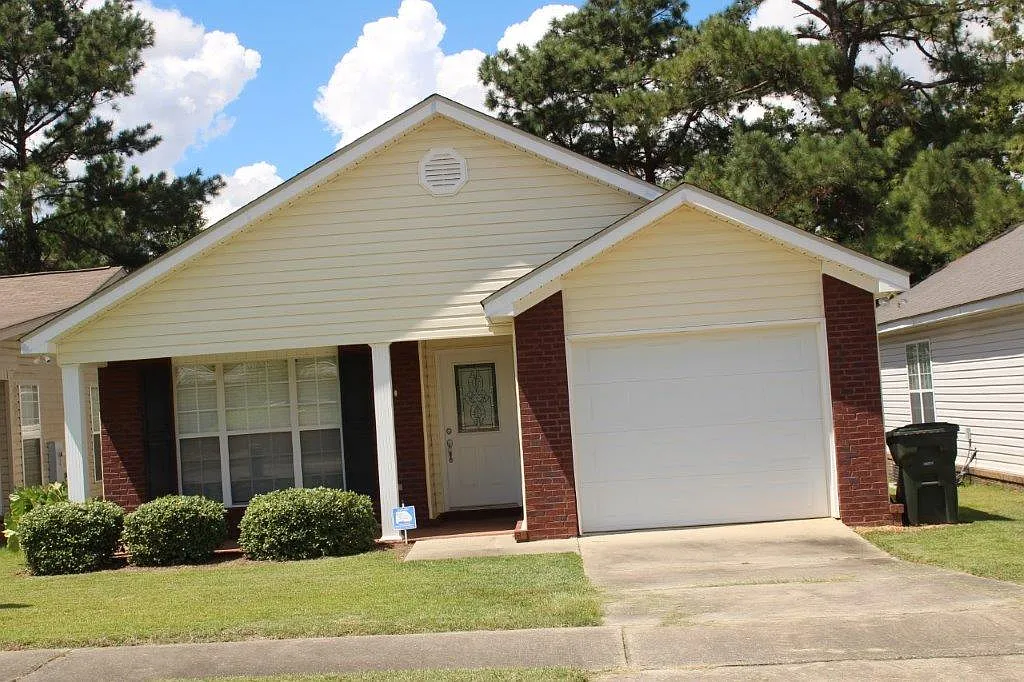 3 bed, 1267 sqft, $1,350 — Photo 1