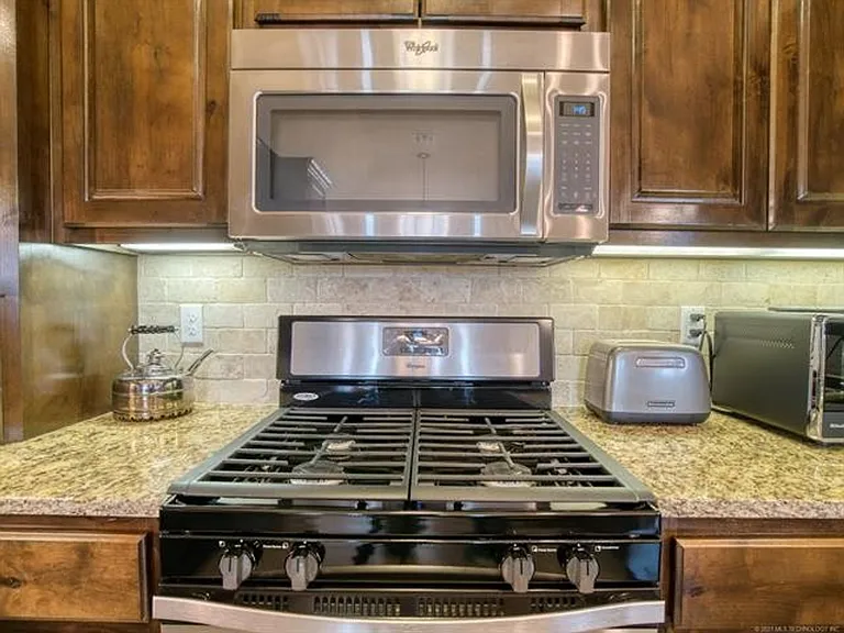10724 Masters Cir — Photo 11