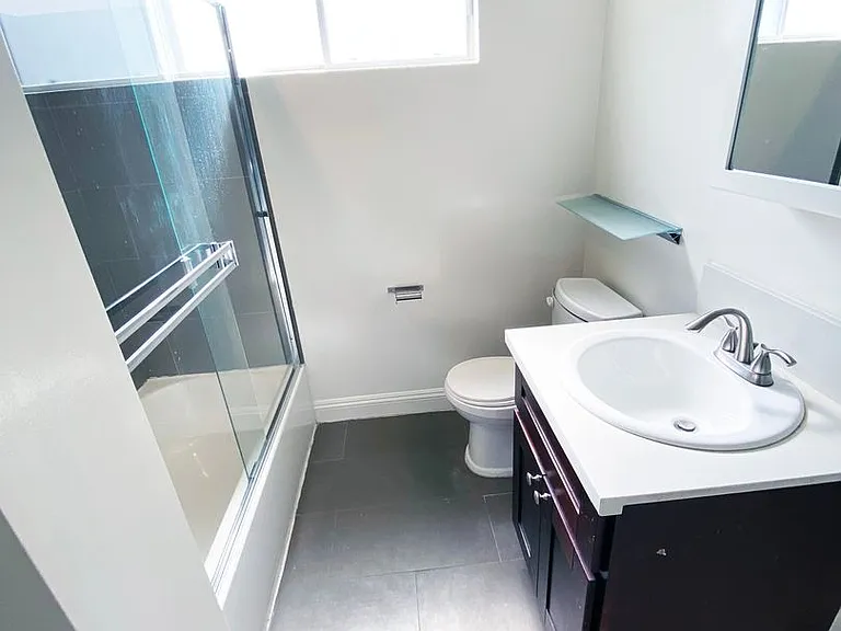 117 - Martel Apartments — Photo 9