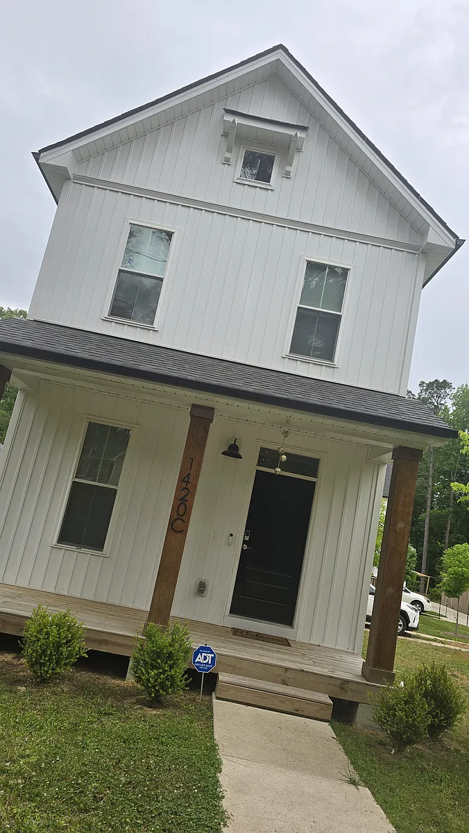 Building Photo - 1420C Maplewood Dr