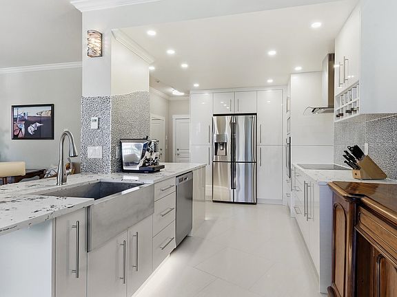 3rd image of 1765 Martin Dr #208