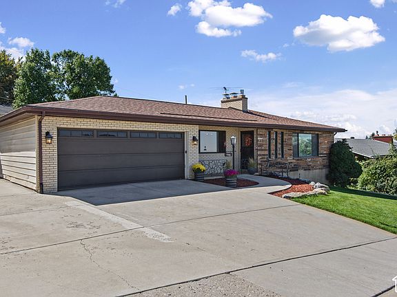 5th image of 946 Arlington Way